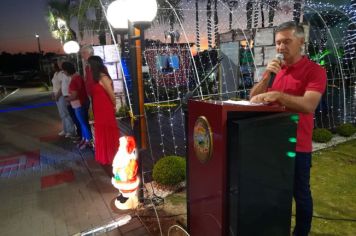 Foto - Papai Noel chegou e teve emoção em frente a prefeitura