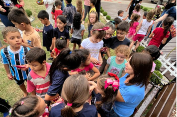 Foto - Casa do Coelho na Praça da Prefeitura recebe visitação de estudantes