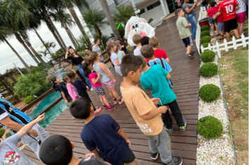 Foto - Casa do Coelho na Praça da Prefeitura recebe visitação de estudantes