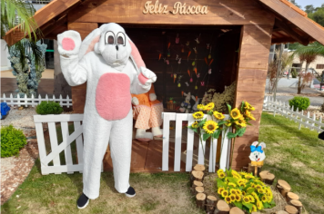 Foto - Casa do Coelho na Praça da Prefeitura recebe visitação de estudantes