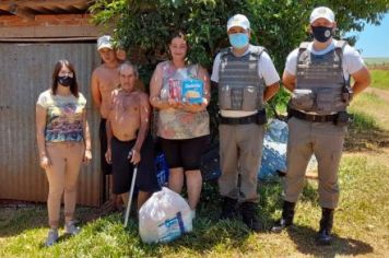 Foto - Natal Solidário beneficia famílias com cestas básicas