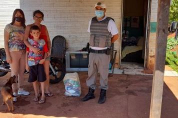 Foto - Natal Solidário beneficia famílias com cestas básicas