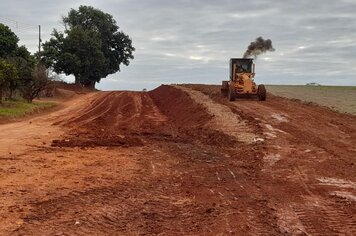 Administração prepara estrada para obra de calçamento na saída para Linha 14