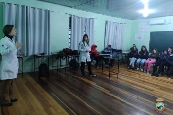 Palestra sobre mudanças corporais é realizada a alunos da Escola Estadual Dr. Bozano