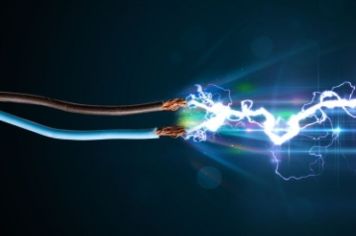 Administração alerta para cuidados com cabos de energia rompidos na rede