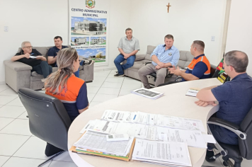 Prefeito recebe integrantes da Defesa Civil Regional para reunião de orientação.