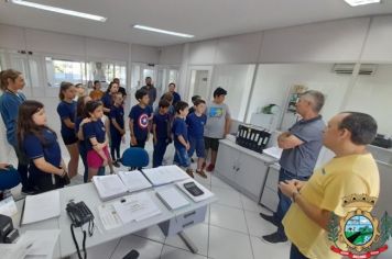 Alunos visitam espaços públicos de Bozano