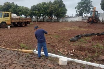 Equipes de Obras realizam limpeza e pintura no cemitério