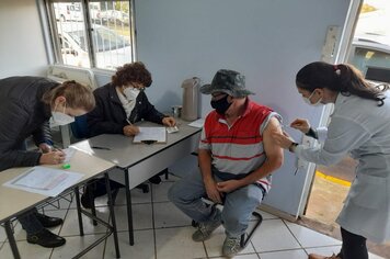 Caminhoneiros recebem primeira dose da vacina da Pfizer contra a Covid-19
