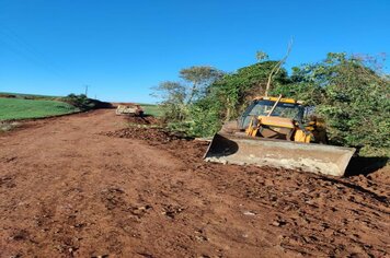 Obras trabalha na revitalização de trecho da estrada geral da Linha 11 Oeste