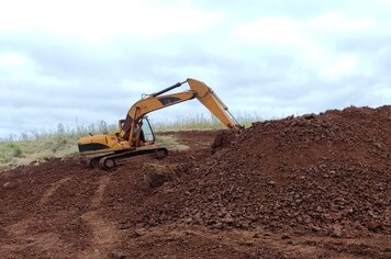 Equipes de obras fazem corte de cascalho para melhoramento de estradas do interior