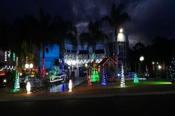 Prefeitura ficou exuberante: Iluminação natalina encanta bozanenses