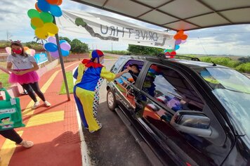 EMEI faz entrega de material escolar em Drive Thru