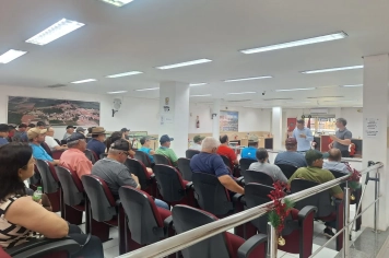 Reunião sobre aquisição de ração para agricultores.