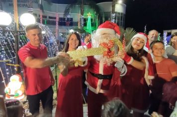 Papai Noel chegou e teve emoção em frente a prefeitura