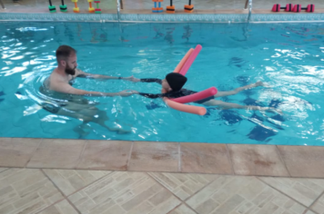 Aulas de natação tem sequência na Piscina térmica do município de Bozano