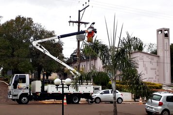 Empresa faz manutenção na iluminação pública