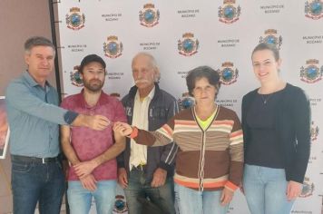 Mais uma família recebe chaves de casa popular