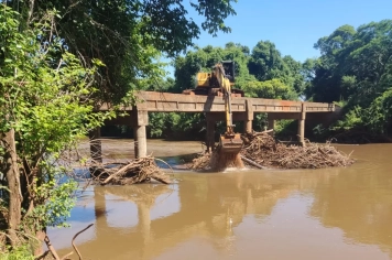 Secretaria de Obras realiza limpeza no Rio Ijuí, na Linha 8.