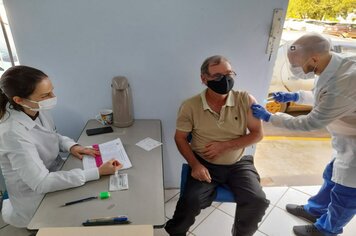 Idosos formam filas para receber 2ª dose da CoronaVac