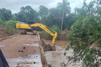 Limpeza de ponte sobre o rio Ijuí e abertura de cascalheira marcam ações das Obras em dezembro