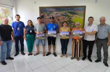 ENTREGA DE EQUIPAMENTOS PARA AGROINDÚSTRIAS DE BOZANO.