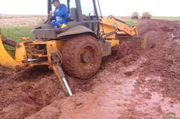 Equipe de Obras e Agricultura segue trabalho intenso na melhoria de estradas