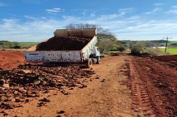 Estradas seguem recebendo manutenção por equipes da Secretaria de Obras