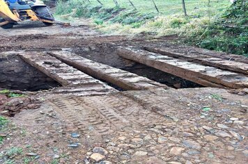 Passagem pluvial tem ponte substituída por tubos de concreto na Linha 9 Norte