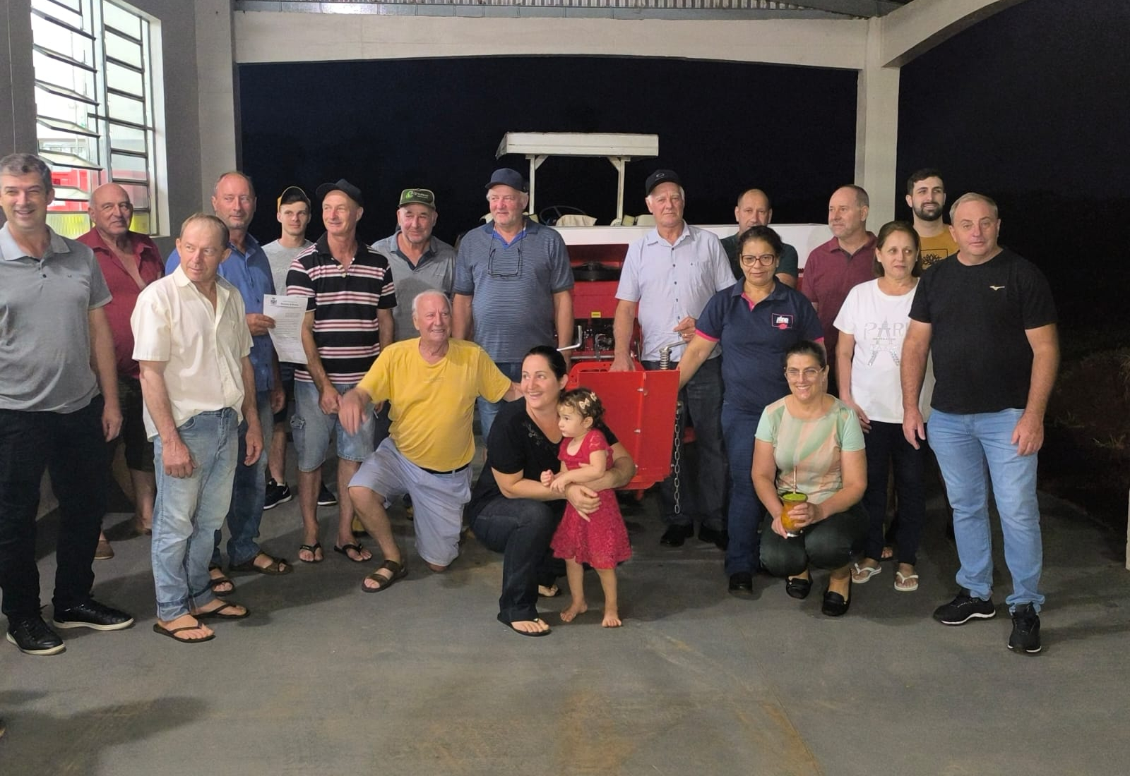 O PODER EXECUTIVO DE BOZANO ENTREGA ENFARDADEIRA PARA AGRICULTORES DE SÃO VALENTIN.