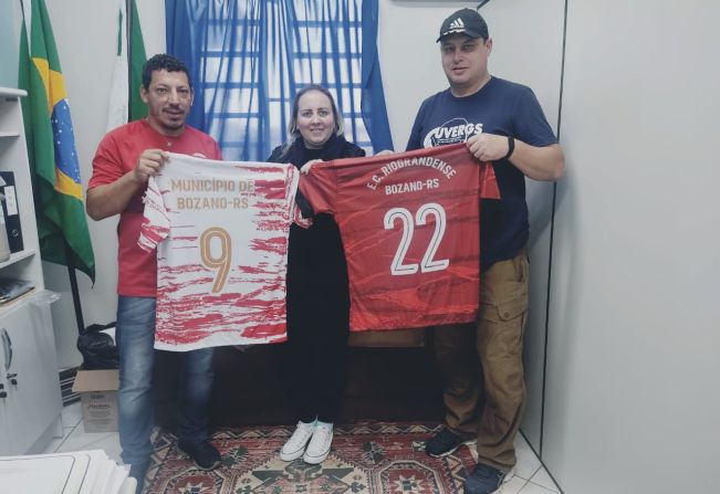 Secretaria de Educação recebe conjunto de uniformes para equipes de futebol