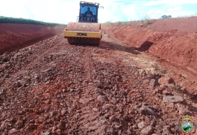 Equipe de Obras inicia encascalhamento de estrada no Rincão de Jesus