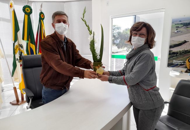 Prefeito recebe exemplar do projeto Flores para Todos