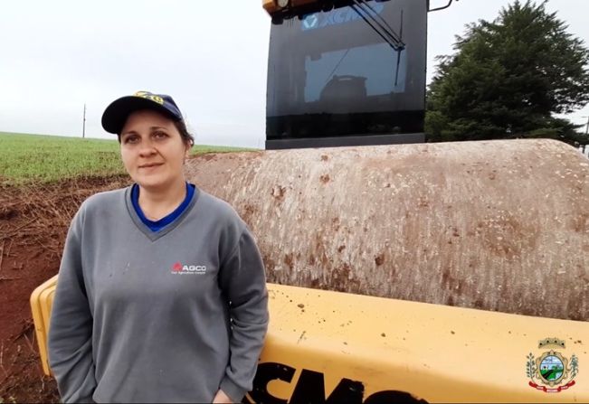 Primeira mulher na boleia de máquinas pesadas