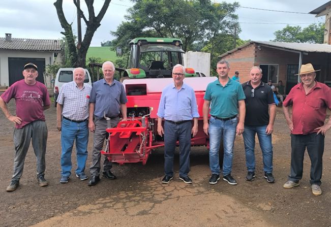 ENFARDADEIRA SERÁ ENTREGUE PARA ASSOCIAÇÃO DOS AGRICULTORES DE BOZANO.