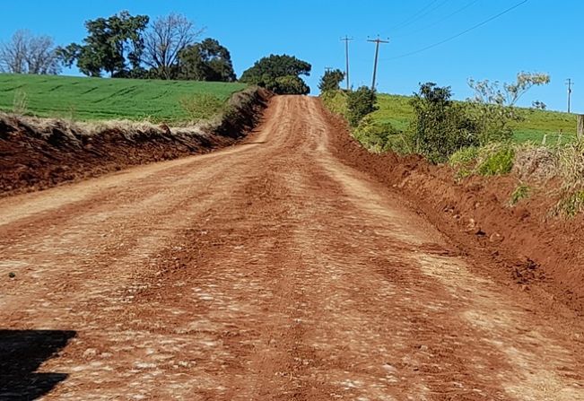 Inicia calçamento na Linha 11