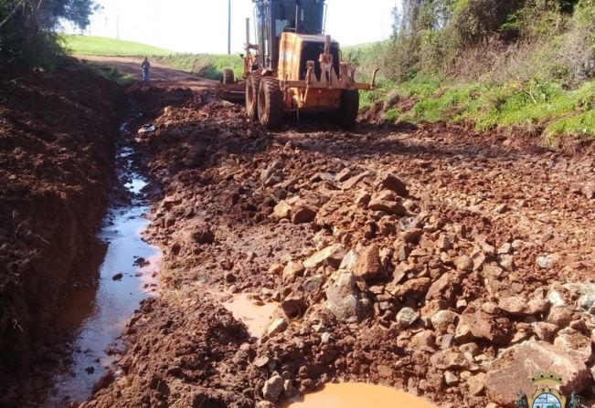 Trabalhos de melhorias e limpezas em estradas seguem intensos