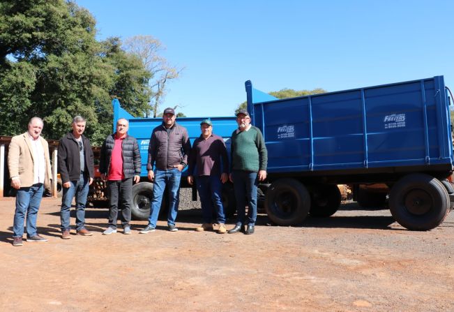 Prefeito Renato recebe duas carretas agrícolas.