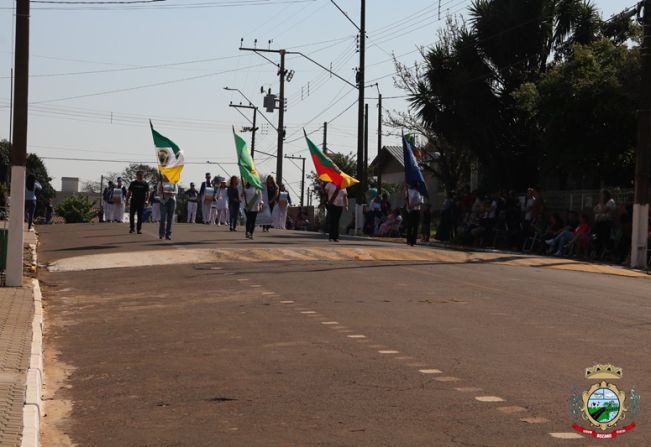 Desfile Cívico e Farroupilha reúne milhares de pessoas