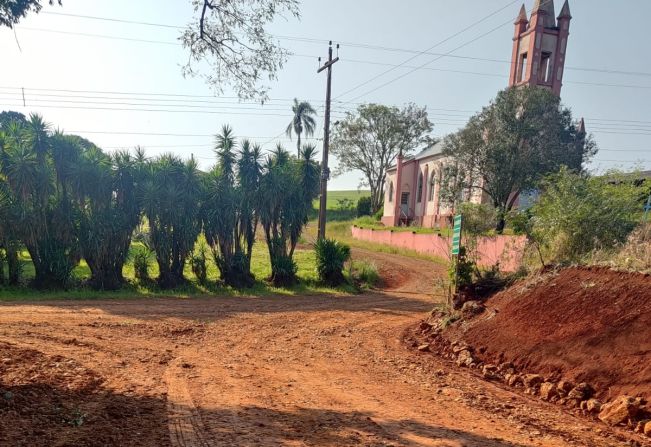 Equipes de obras atuaram na melhoria de estrada da Linha 10 - localidade de Santo Antonio