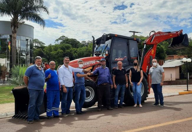 Bozano recebe nova retroescavadeira