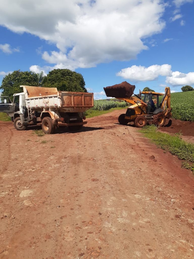 Obras faz manutenção em sarjetas para evitar danos à estradas do interior