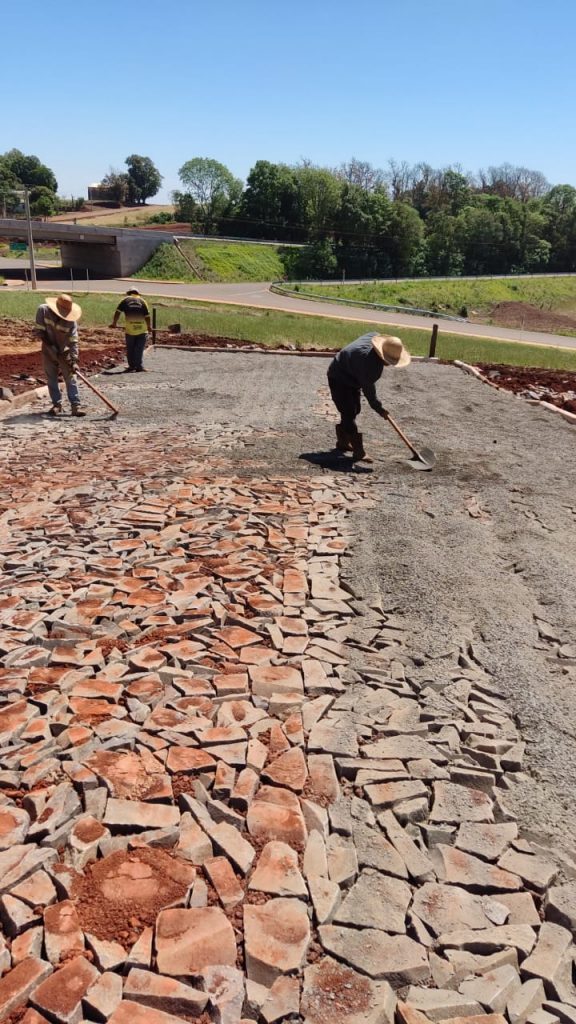 Administração entrega mais uma obra de calçamento