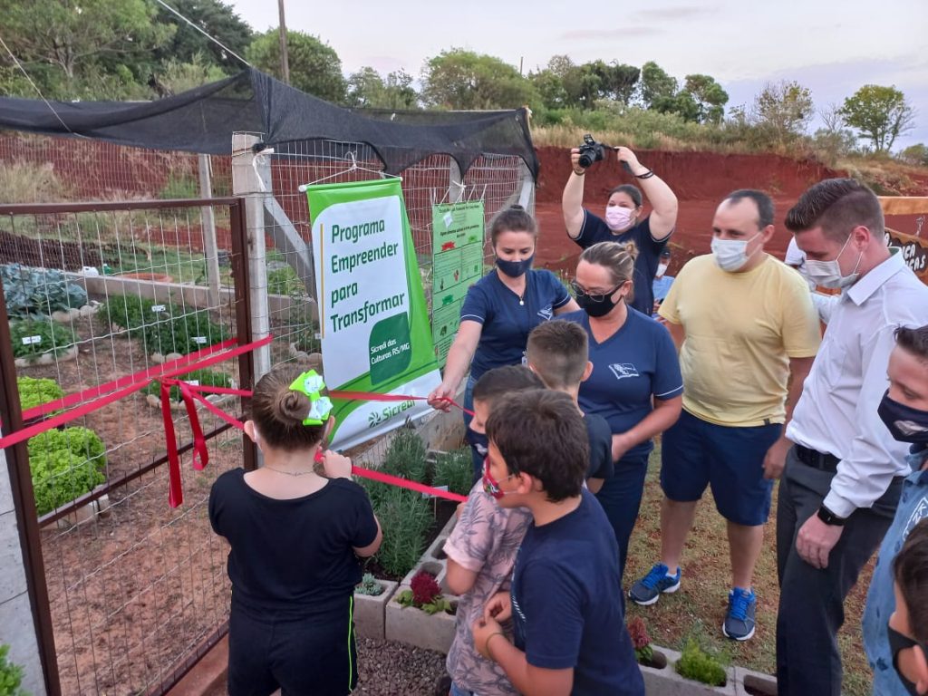 Escola Pedro Costa Beber inaugura horta e comemora com comunidade escolar encerramento do ano letivo