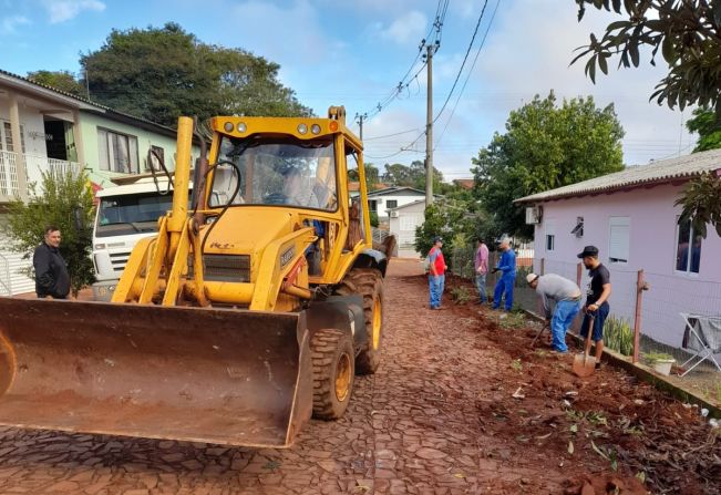 Secretaria de Obras atua na substituição de cordões em ruas que receberão asfalto