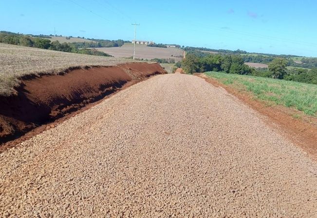 Estrada da Linha 11 recebe reparos.