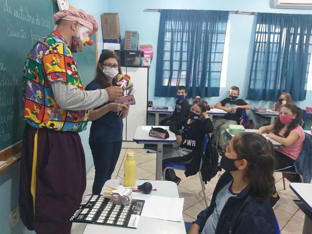 Em alusão a semana da criança, palhaço Biscoitão fez a alegria da criançada na escola