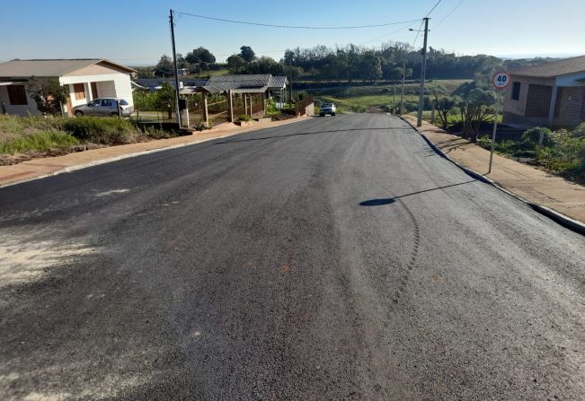 Obras de asfalto e calçamento seguem em Bozano