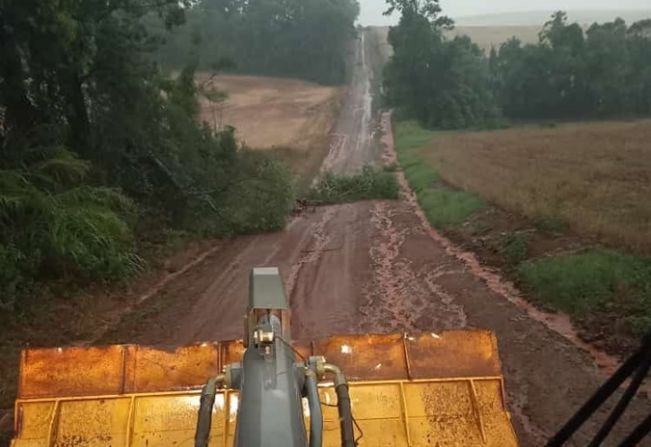 Equipes de Obras e Agricultura atuam para liberar estradas e auxiliar famílias atingidas