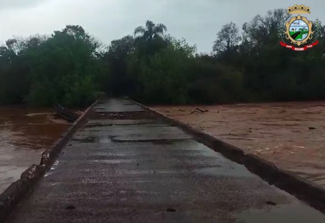 Interrompida passagem na ponte sobre o rio Ijuí